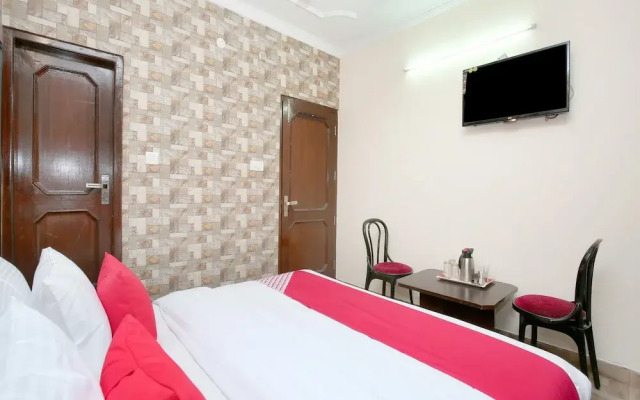 OYO 13700 Hotel Star Palace