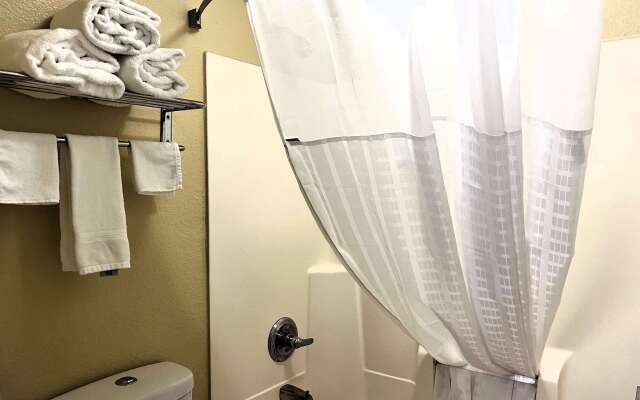 Super 8 by Wyndham Indianapolis/NE/Castleton Area