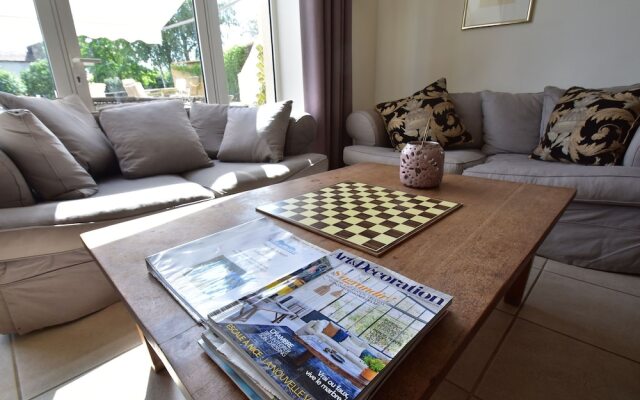 Spacious Mansion in Vinzelles with Swimming Pool