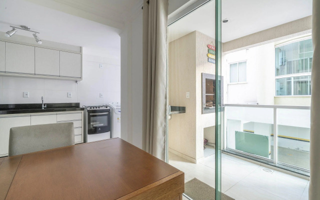 Apto 2Q c/ churrasq. no centro - Bombinhas CAA103