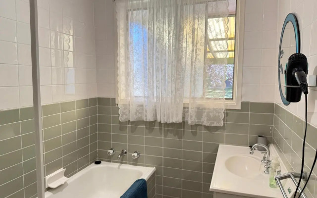 Scullin 3BR House, Free WiFi, Netflix, Parking