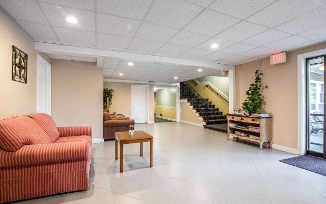 Econo Lodge Inn & Suites