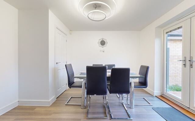 Tms Lovely 5-bed House in Stanford-le-hope