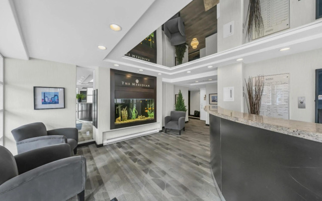 1BD+Den condo, with free parking in Downtown!