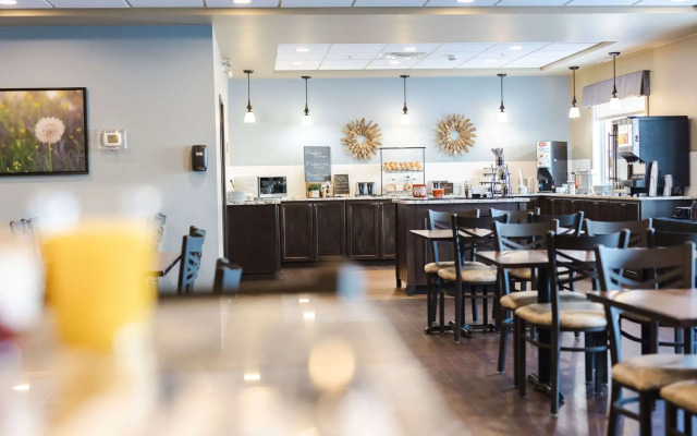 Best Western Plus Lacombe Inn & Suites