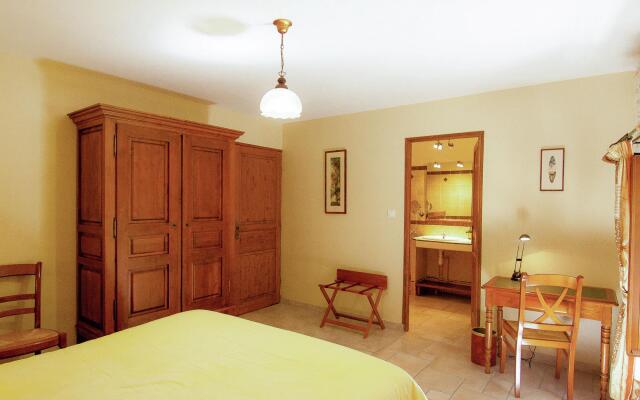 Luxorious Mansion in Saint-Preuil with Sauna