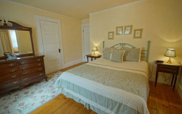 Tuckernuck Inn