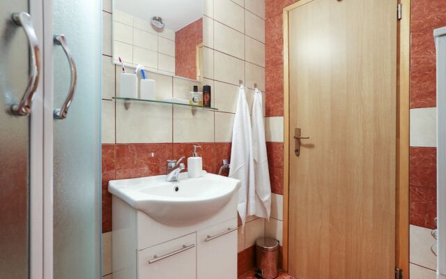 Rustic Stone House Bajeli with Jacuzzi