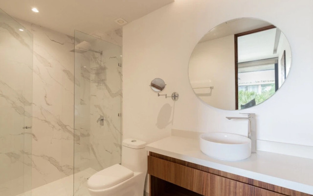 Luxurious Studio Best Ameneties GYM Stunning Pools Shuttle Service Wifi