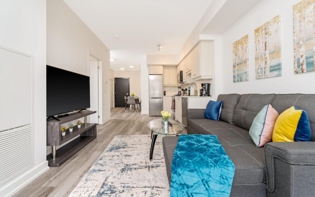 Upscale 1BR Condo - King Bed Private Balcony