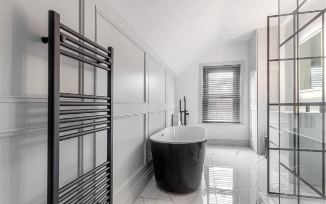 2 Bedroom House- Hereford City Centre with Parking