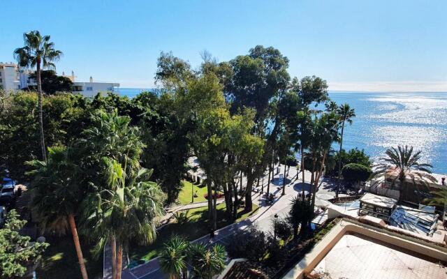 Skol 427 Spacious 1 Bedroom Apartment with Sea Views
