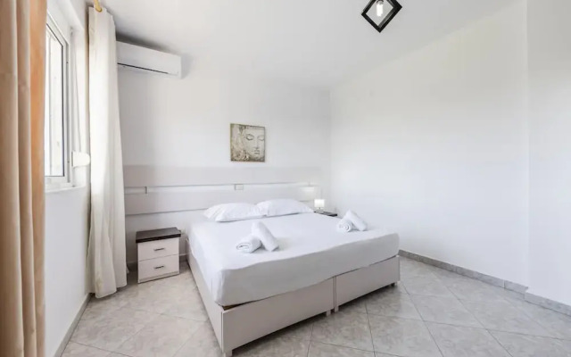 Modern Home With Wifi and Beach Access Golem