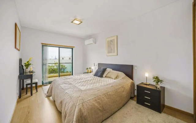 Exquisite Penthouse Apartment w Large Terrace Pool & Parking
