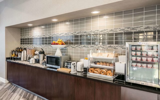 La Quinta Inn & Suites by Wyndham Orlando Airport North