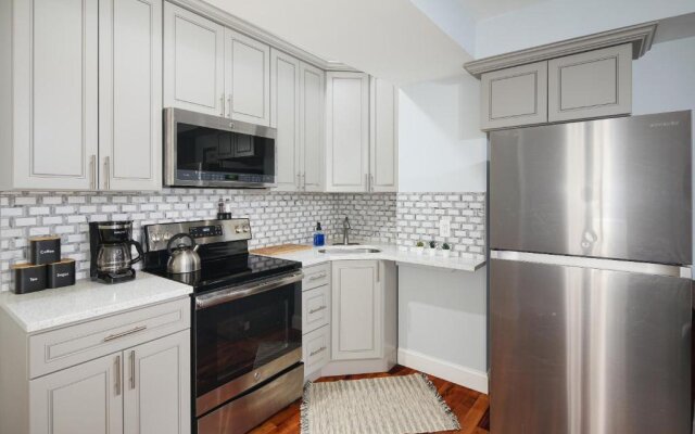 Modern 2br - Steps to Main St. & Parking Avail.
