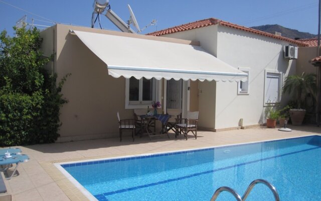 Luxurious Holiday Home in Vamos Plaka With Swimming Pool
