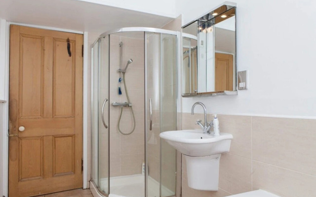4 Bedroom Apartment Near The Meadows