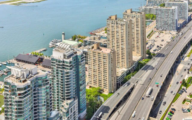 Luxury Lakeview Skyscraper by CN Tower