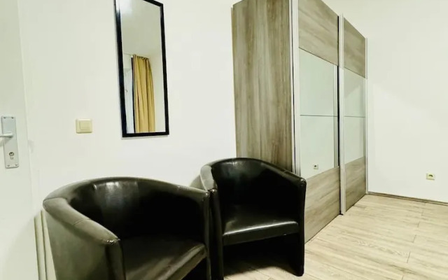 Bright 3BR Appt Steps from FAC Platz