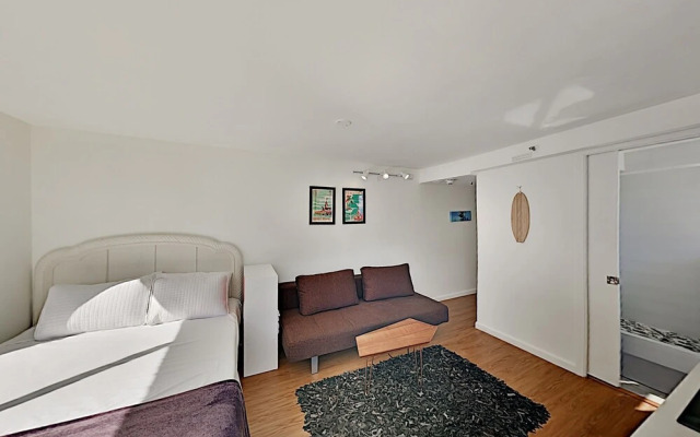 Hawaiian Monarch 1603 Condo by RedAwning