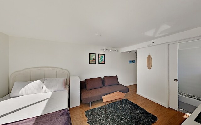 Hawaiian Monarch 1603 Condo by RedAwning