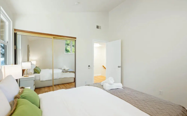 Spacious Retreat With Scenic Mountain Views