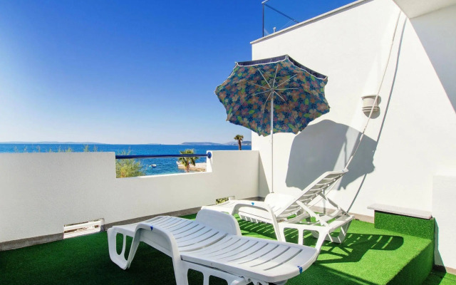 Beachfront Villa Mediteran