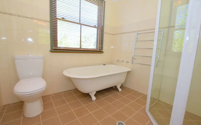 Mintie Cottage on Leura Mall