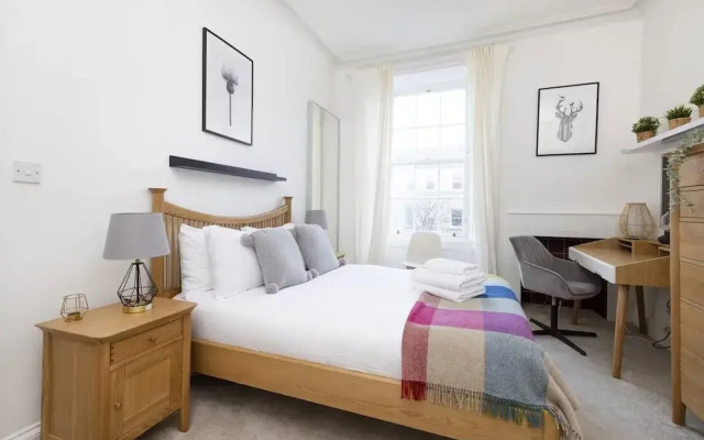 Bright and Modern Flat with desk