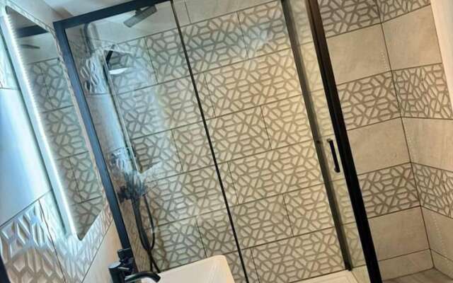 Elegant 2-bedroom Apartment Near City Centre