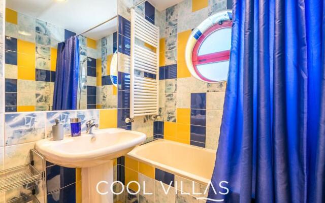 Villa AcquaMarina - 5 bedroom, water front villa