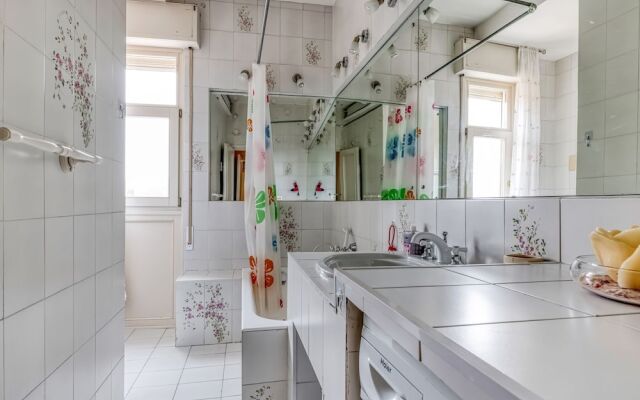 Snug Holiday Home in Salò With Balcony