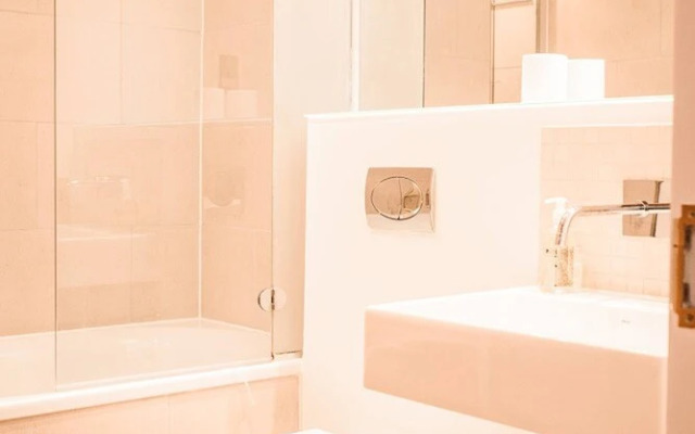 Luxurious 3 Bed Triplex Apartment - 3 Bath