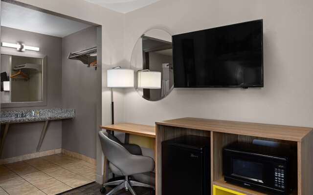 Days Inn by Wyndham Lakewood South Tacoma