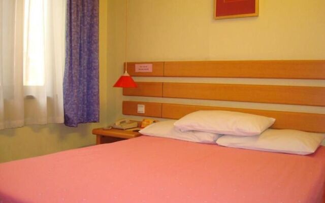 Home Inn (Wuhan Minhang Residential Community Changgang Road Metro Station)