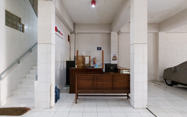 RedDoorz near Taman Flora Bratang Surabaya