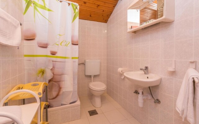 Awesome Home in Sukosan With 4 Bedrooms and Wifi