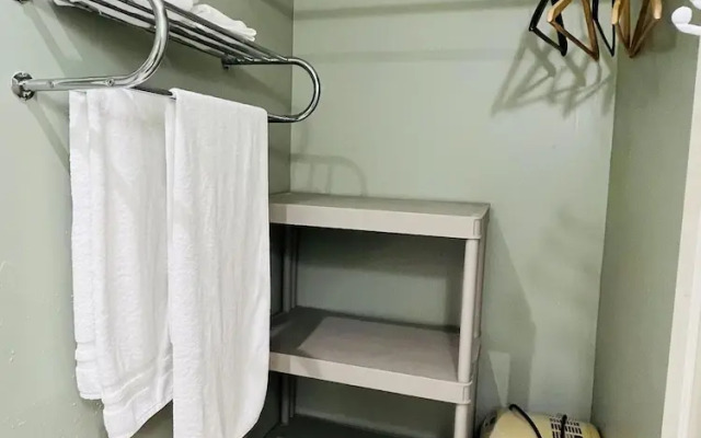 Moe's Suite Hotel