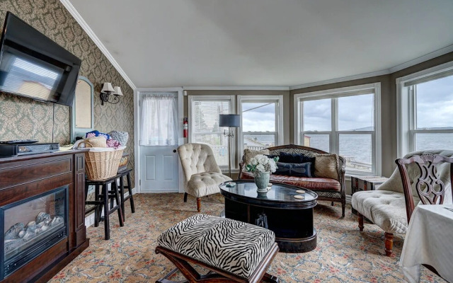 Inn By The Bay