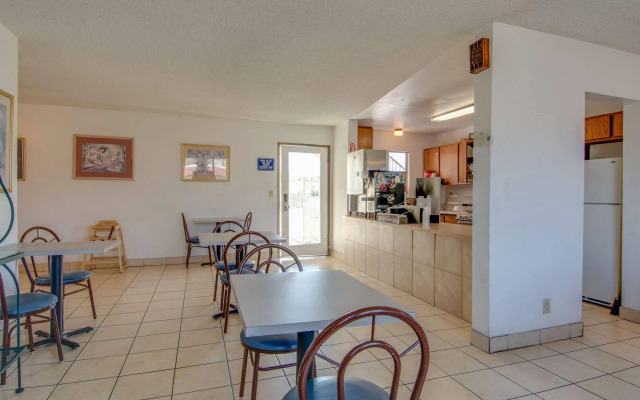 Bridgeway Inn & Suites