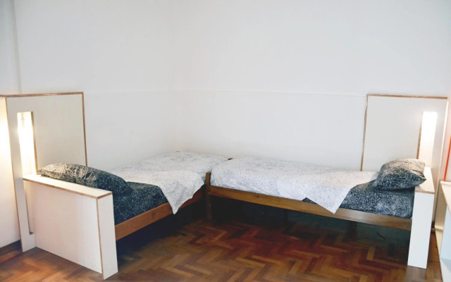 Casa con dos habitaciones y dos patios