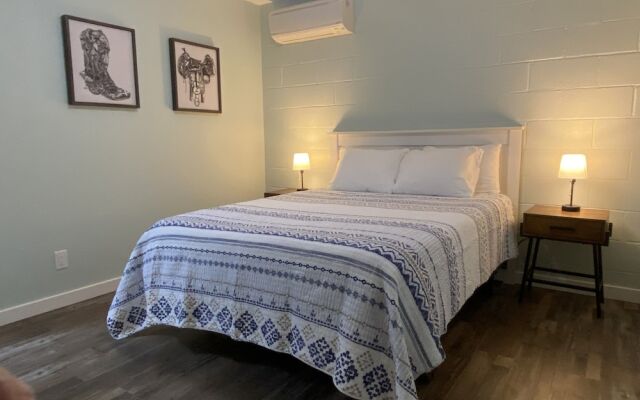 Holiday Motel & RV Park