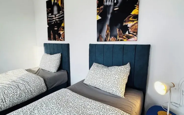 Stylish 3BR Apt Outdoor Space Sleeps 8
