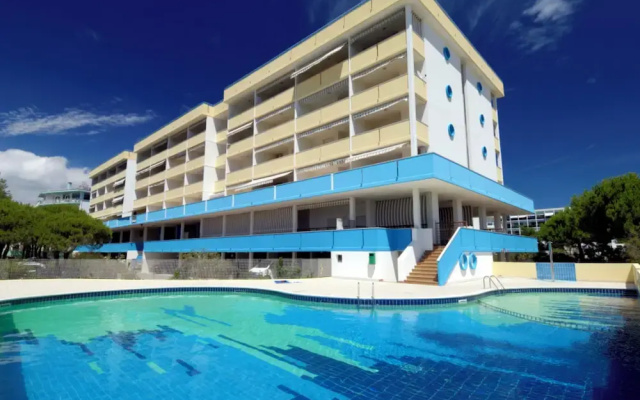 Beachfront Colourful Flat With Swimming Pool