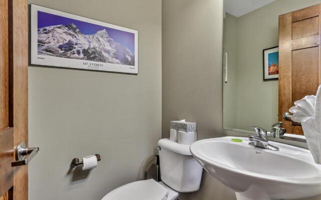 Fenwick Vacation Rentals Spacious Mountain 2 Bedroom with Hot tub