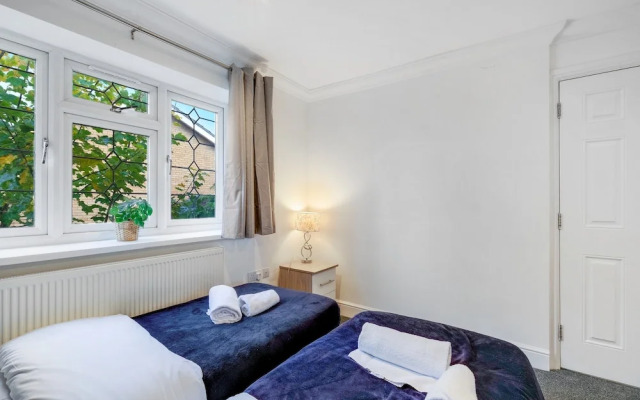 Isher 3 Bedroom 2 Bath Hse with Parking