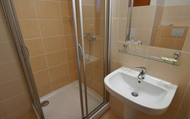 Econo Hotel