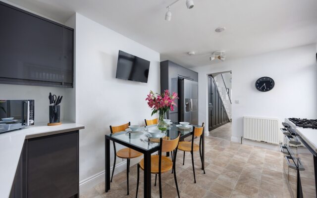 Luxurious 4 Bed House - Sleeps 8