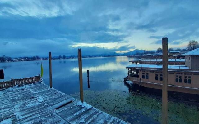 New kolohai Group of Houseboats